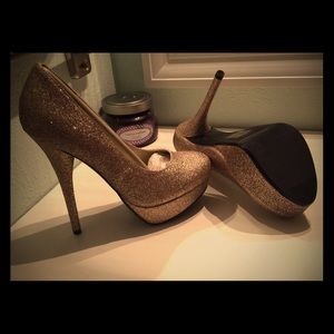 Heart in D sexy glitter gold pumps NWOT