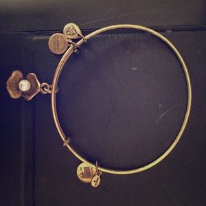 Oyster charm bangle