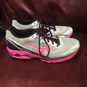 Mizuno Aqua and Pink Wave Rider 16 - size 9