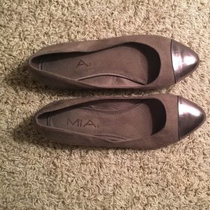 Taupe MIA flats with metallic tip