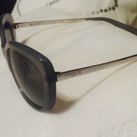 ❌❌Sold❌❌Vogue 🕶Authentic Gray Sunglasses - Picture 3 of 4