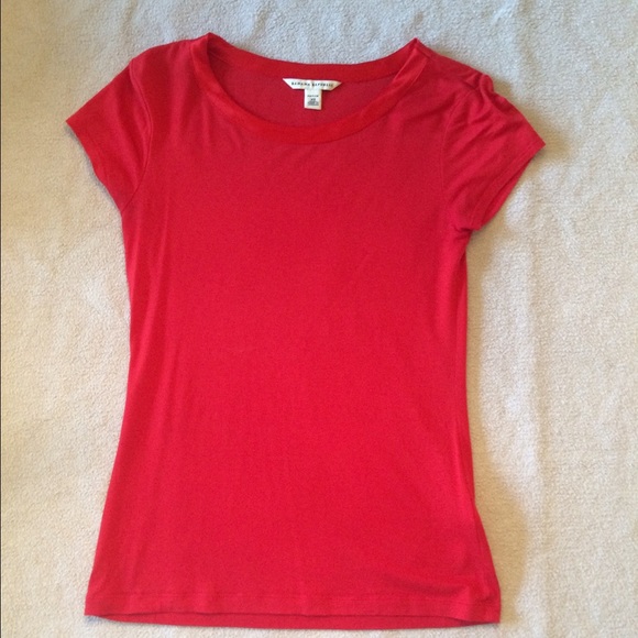 Red crew neck tee with satin collar