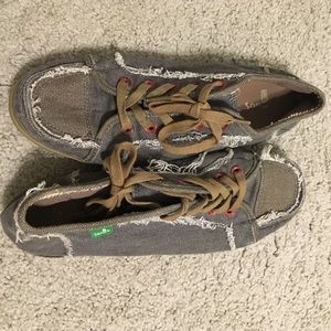 Sanuk converse sneakers