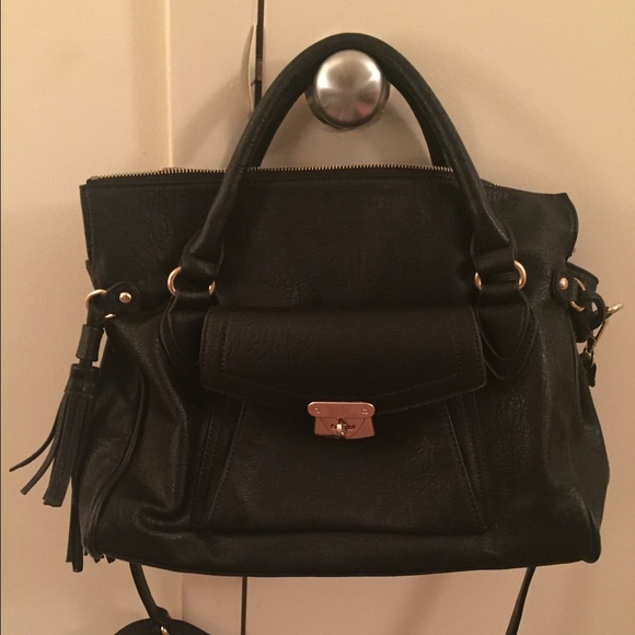 Cute purse! Strap thread is staring to break.