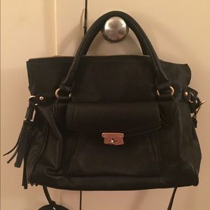 Cute purse! Strap thread is staring to break.