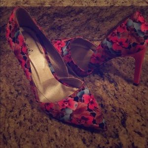 🌺Floral Print Pointy Toe Pumps!🌺