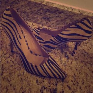 ✨Black and Tan Zebra Print Pointy Toe Heels!✨