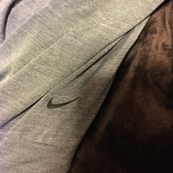 NIKE WORKOUT TOP with built in bra ❣ - Picture 2 of 4