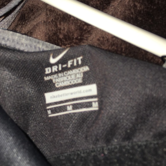 NIKE WORKOUT TOP with built in bra ❣ - Picture 3 of 4