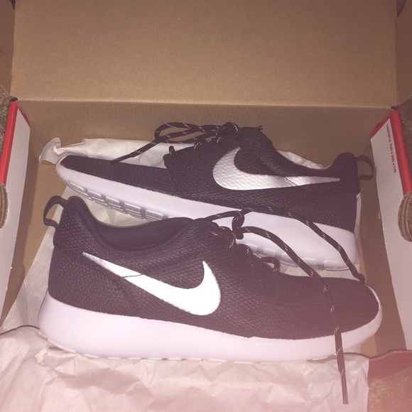 Nike Shoes - Nike roshes