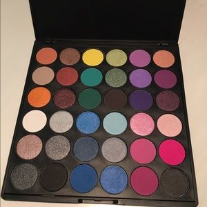 Eye shadow palette