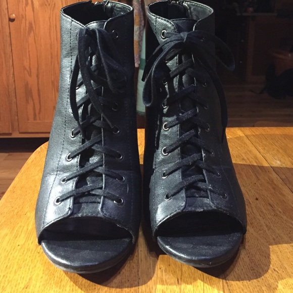 Simply Vera by Vera Wang. Black Wedge