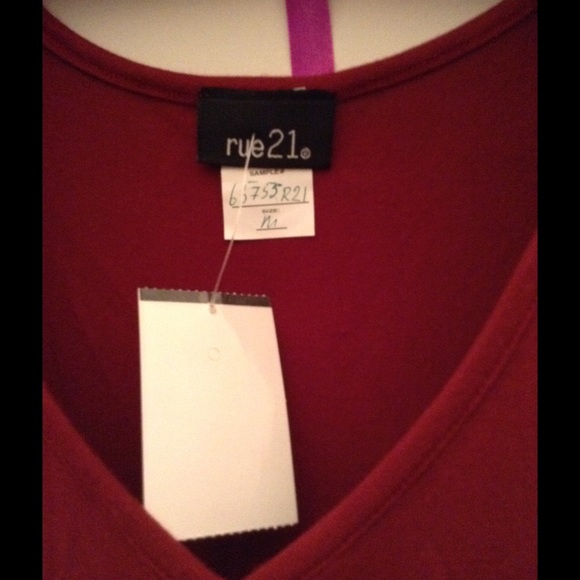 Red Rue 21 Top with Long Back - Picture 2 of 4