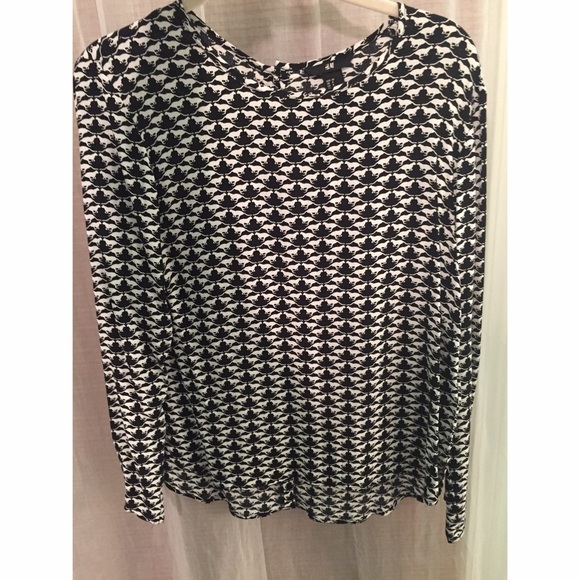 Black and White Kangaroo-Patterned Blouse