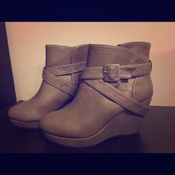 Grayish tan heeled booties.