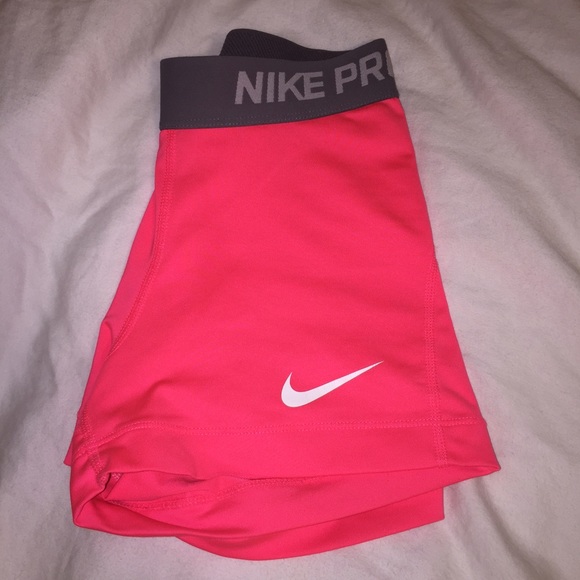 HOT PINK NIKE PROS💖