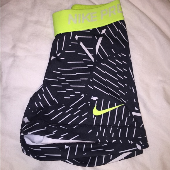 BLACK & WHITE NEON NIKE PROS💖