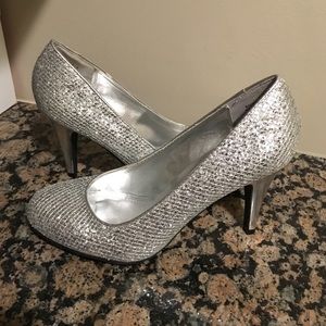 Silver sparkly pumps
