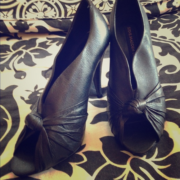 NEVER WORN Steve Madden Luxe Peep Toe Heel