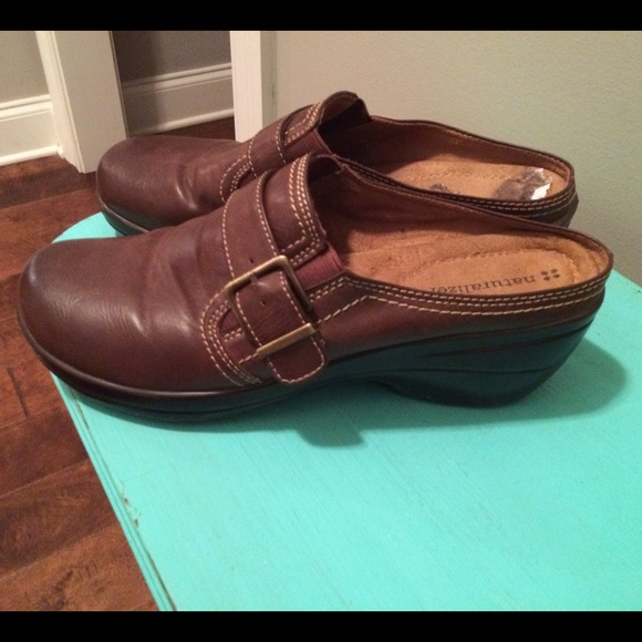 🛍 Brown Leather Naturalizer Clog with Buckle - Picture 1 of 4