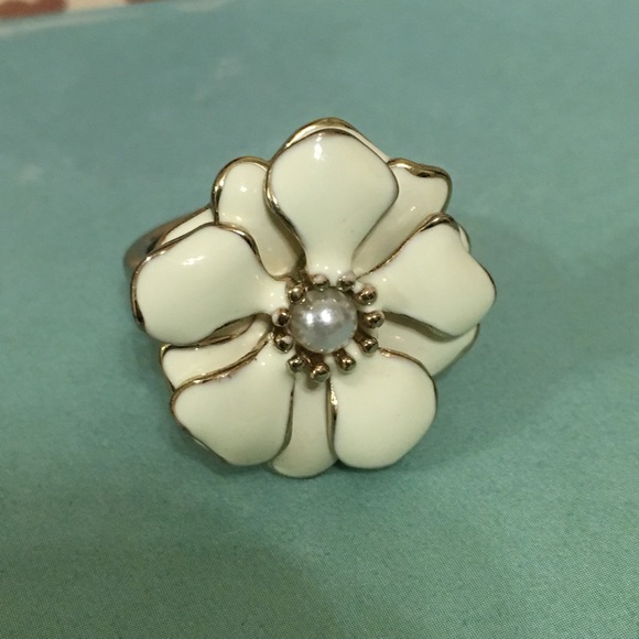 Pearl flower ring