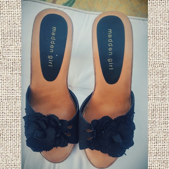 ⛔SOLD!!!⛔Madden Girl flower sandals - Picture 2 of 4