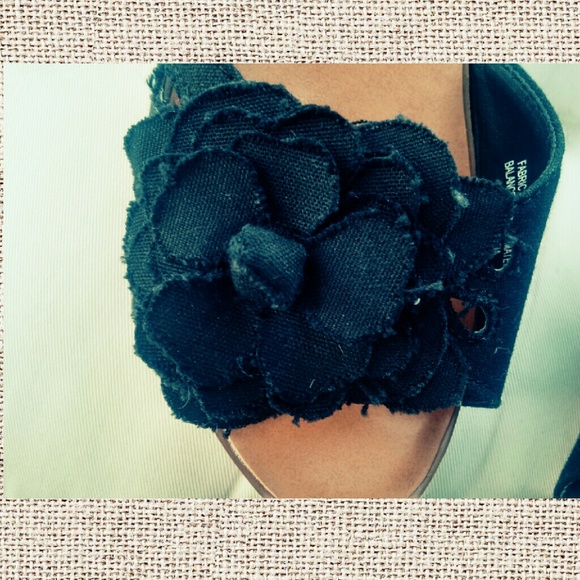 ⛔SOLD!!!⛔Madden Girl flower sandals - Picture 3 of 4