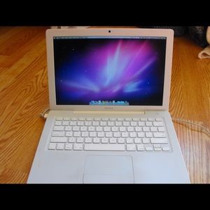 MacBook 2007 DO NOT BUY FOR LEXI LAMADORE