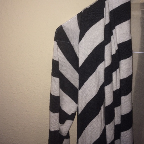 Black and grey/white cardigan - Picture 2 of 4