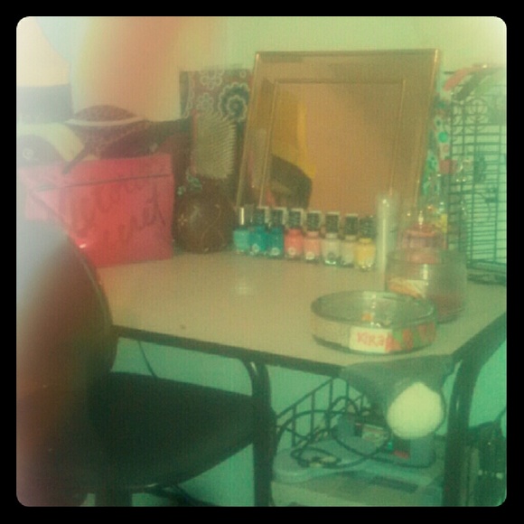 ANYONE WANNA TRADE STUFF FOR MAKEUP?!