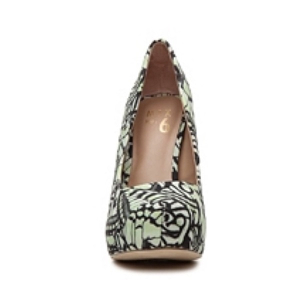 NEW Butterfly Platform Pumps - Picture 3 of 4