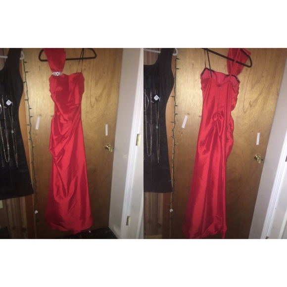 Lightly used dress, only wore it one time.