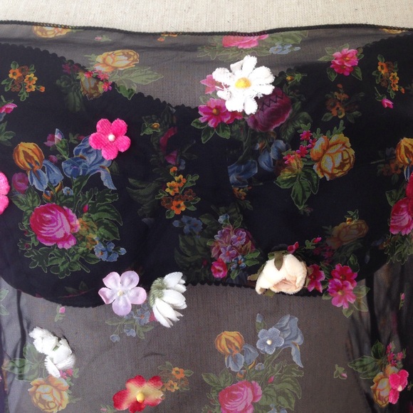 VINTAGE Dolce and Gabbana 100% silk floral top - Picture 2 of 3