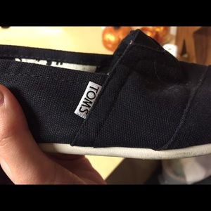 Women's black toms
