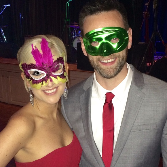 Meet your Posher! I LOVE OFFERS!! - Picture 3 of 4