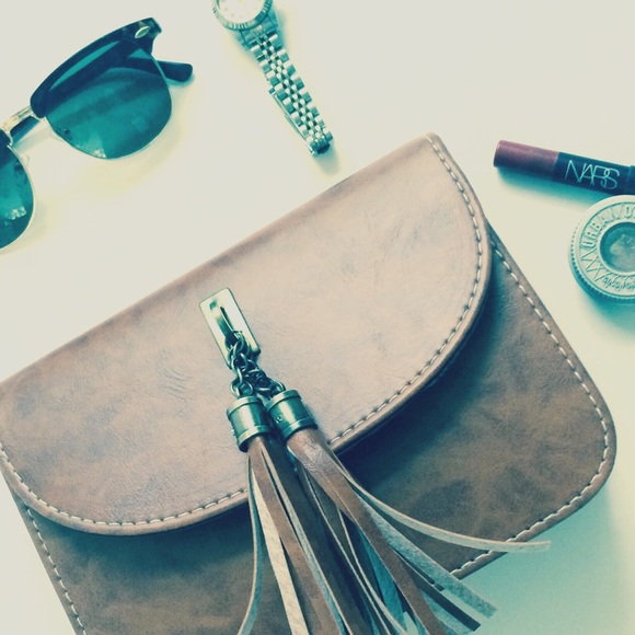Boutique Handbags - 🎉HOST PICK💐 Tan Cross Body Purse