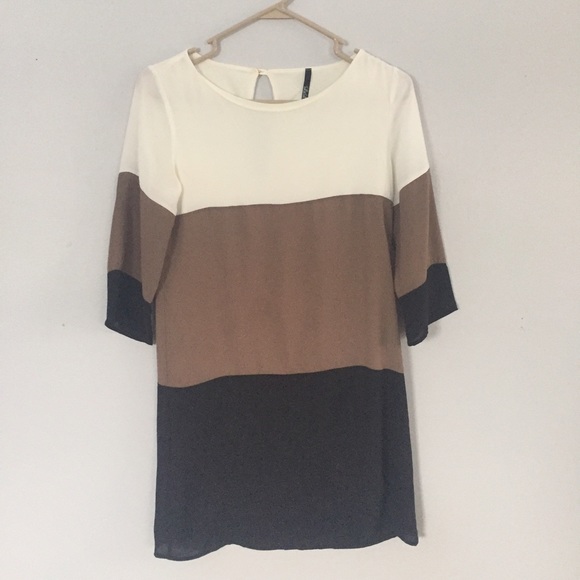 ๐บHP๐บ Ivory, Taupe, and Black Shift Dress - Picture 3 of 3