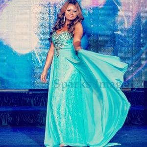 I'm selling this beautiful blue pageant/prom dress