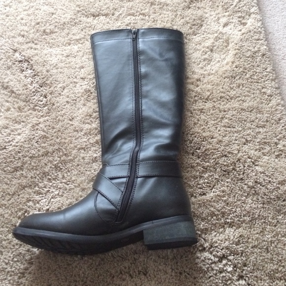 Black leather boots Size 8. - Picture 2 of 3