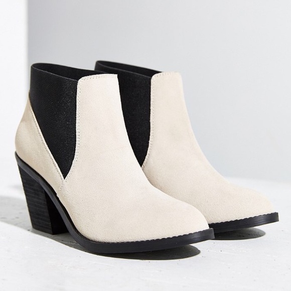 Urban Outfitters Elastic Ankle Boot - Picture 4 of 4
