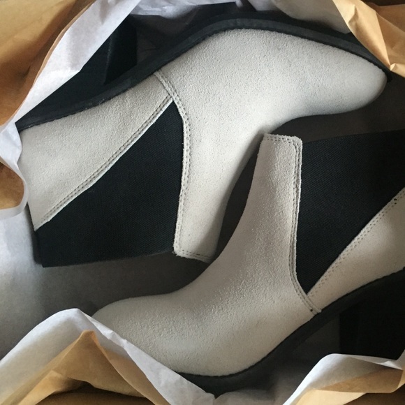 Urban Outfitters Elastic Ankle Boot - Picture 3 of 4