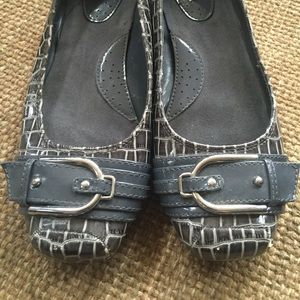 Super cute gray flats