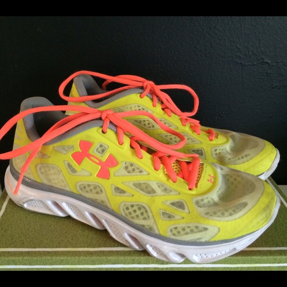 Highlighter under armour spine sneakers