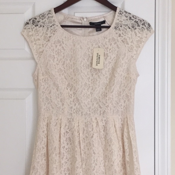 Cream colored lace dress - Picture 2 of 3