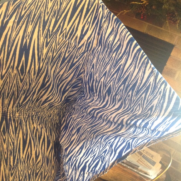 Blue and white poncho top 2X - Picture 2 of 4