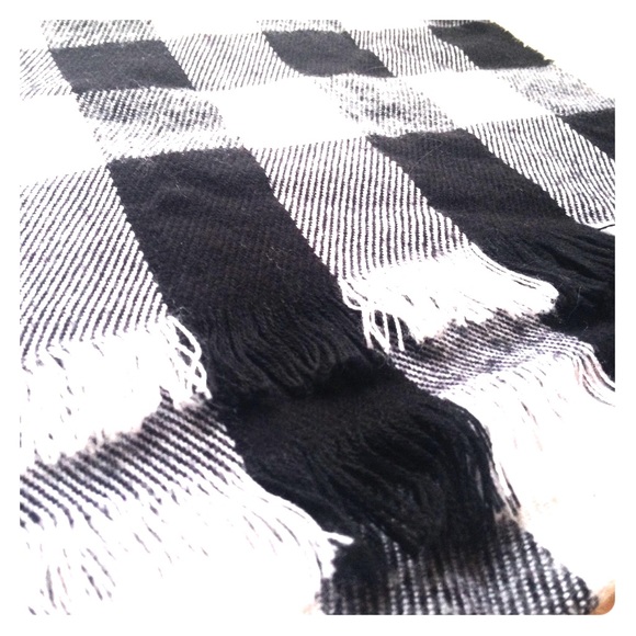 SOLD‼️‼️B&w scarf◼️◻️◾️◽️