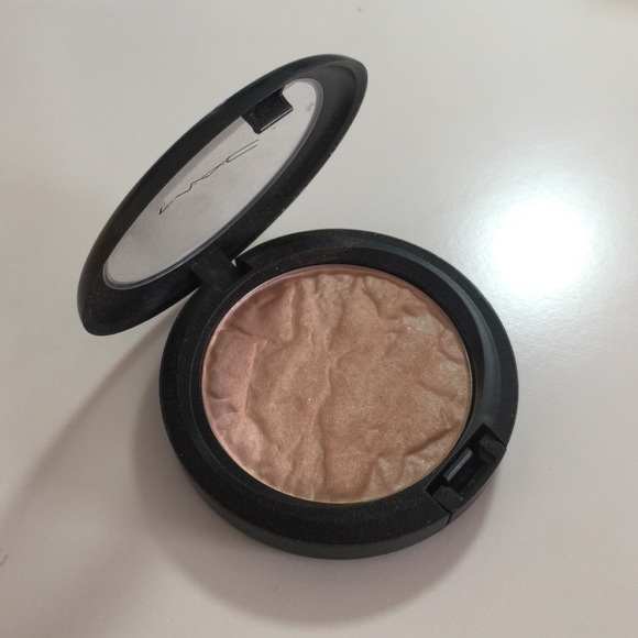 MAC Chez Chez Lame Highlight Powder