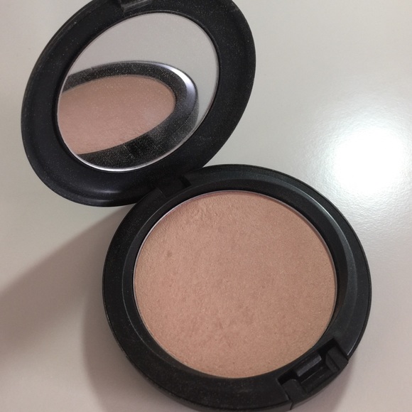MAC Too Chic Beauty Powder
