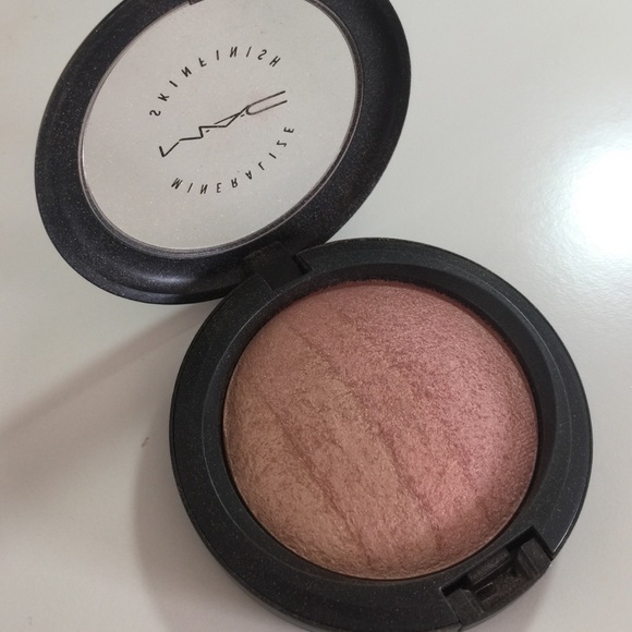 MAC Redhead Mineralized Skinfinish
