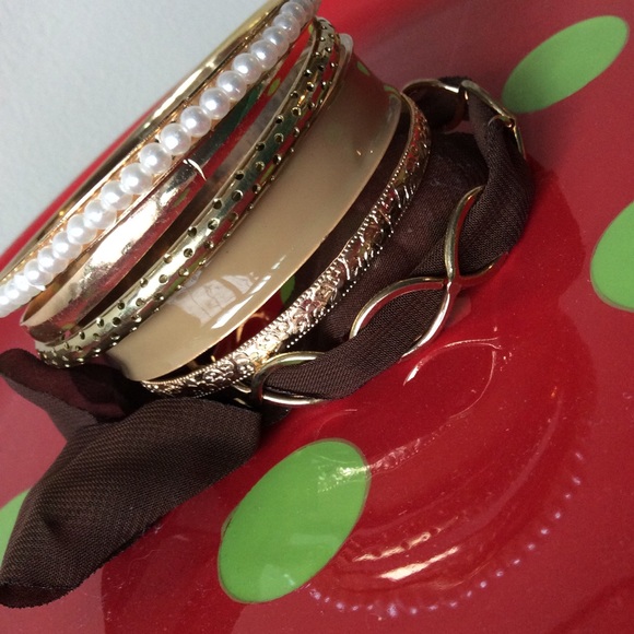 Set of 6 bangles! Brand new without tags.